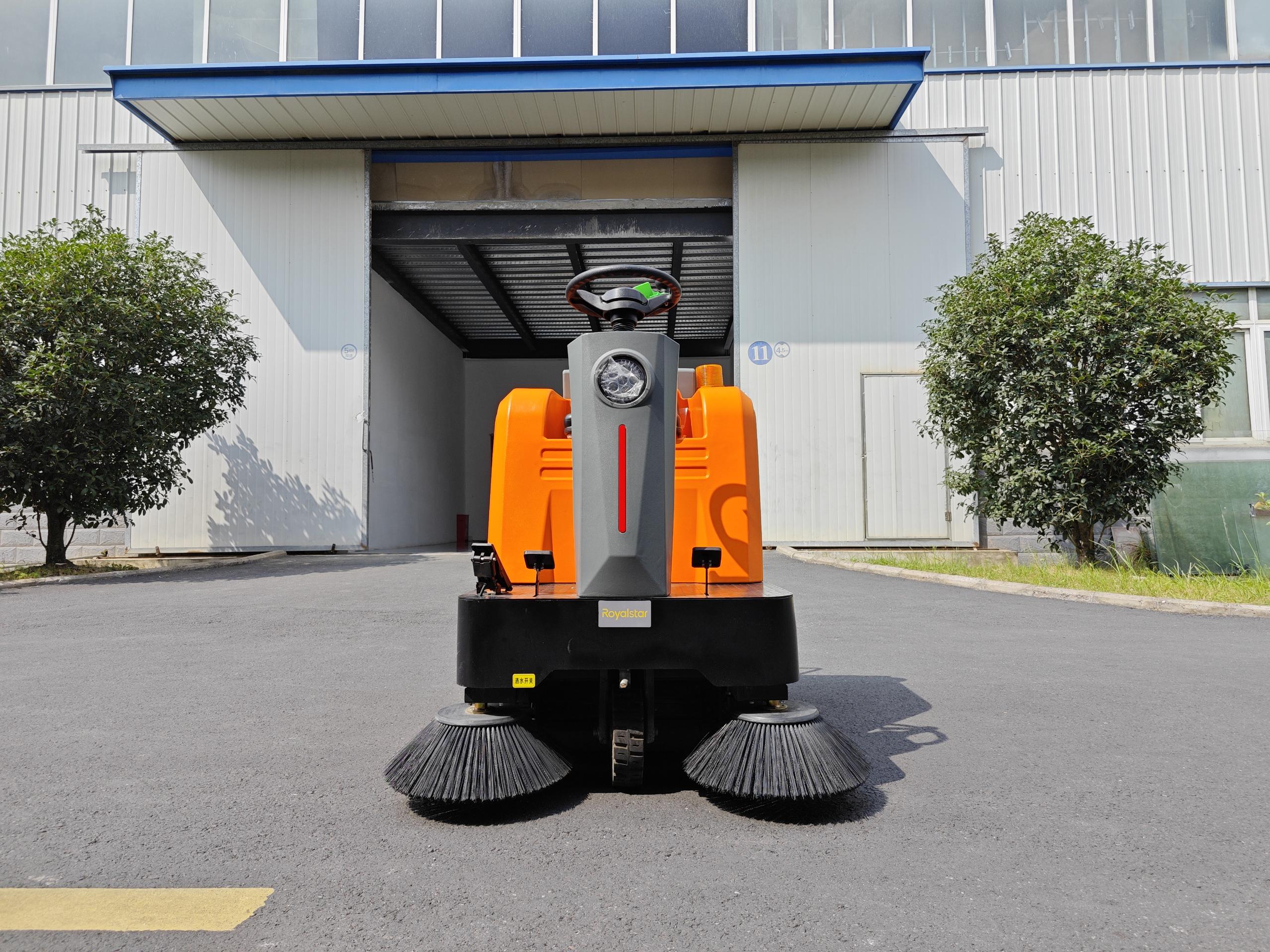 驾驶式扫地机解决园区清洁难题